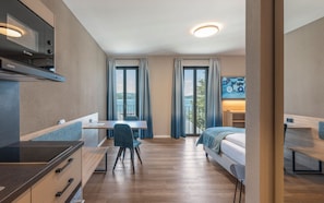 Comfort-Doppel- oder -Zweibettzimmer, Küche, Seeblick | Zimmersafe, Schreibtisch, Verdunkelungsvorhänge, schallisolierte Zimmer