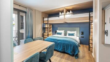 Superior vierpersoonskamer, keuken, uitzicht op de binnenplaats | Een kluis op de kamer, een bureau, verduisterende gordijnen