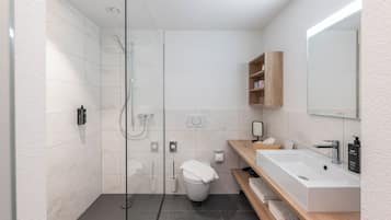 Douche, sĂšche-cheveux, serviettes fournies, savon