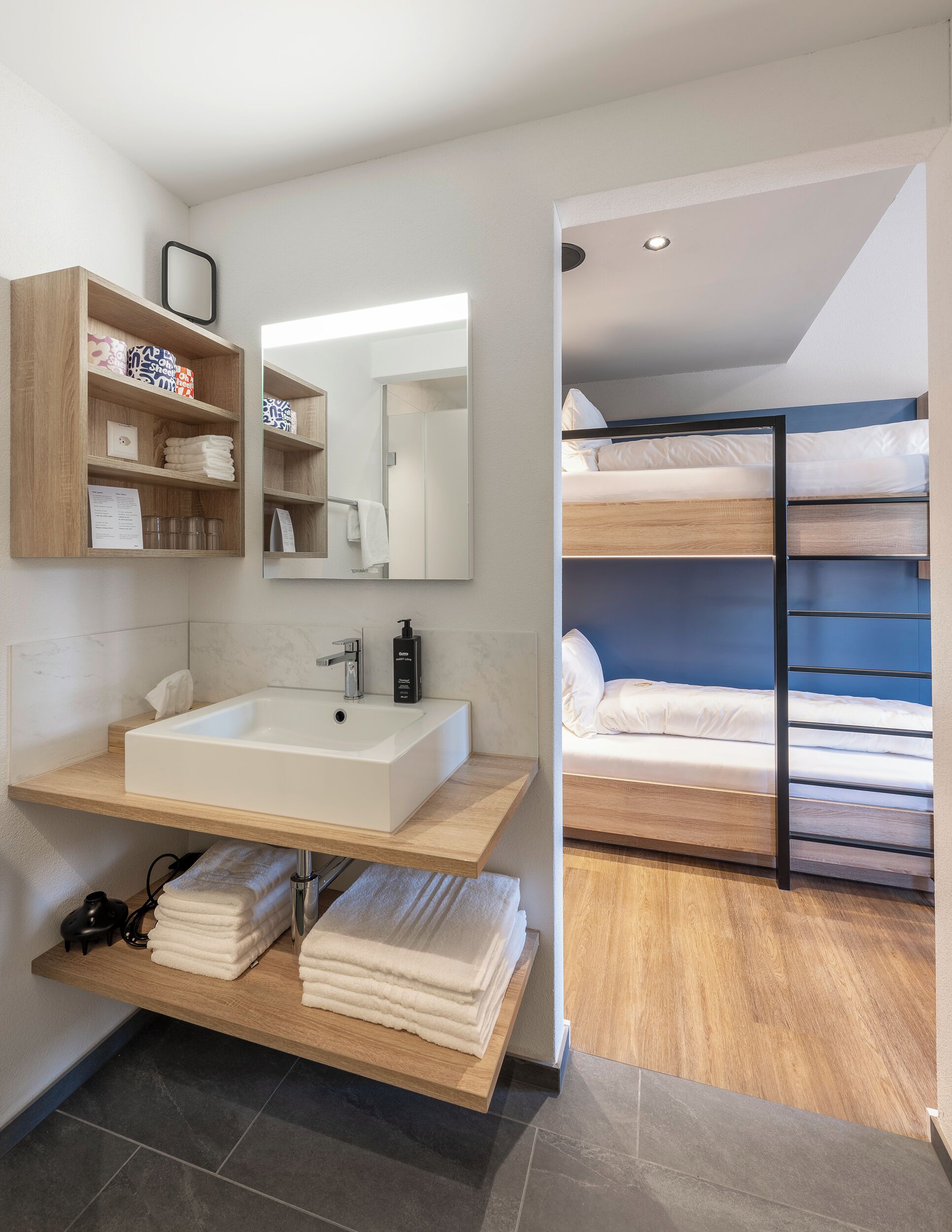 Regadera, secadora de cabello, toallas, jabón 