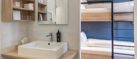 Ducha, secador de pelo, toallas, jabón