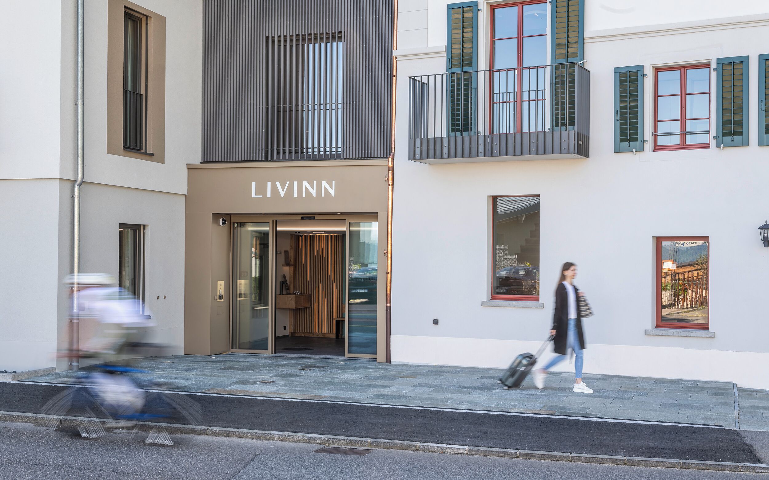 Un bâtiment dont l’entrée est marquée par une enseigne portant l’inscription « LIVINN ».