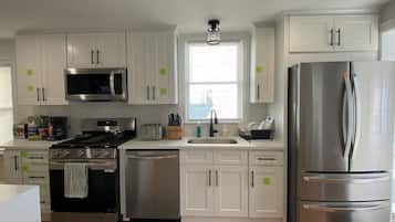 Kjøleskap, mikrobølgeovn, ovn og oppvaskmaskin