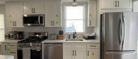 Kühlschrank, Mikrowelle, Ofen, Geschirrspüler