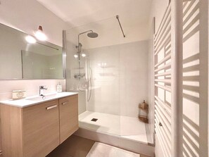 Shower, hair dryer, towels - Le 14, 2 bedrooms, A/C, comfort, near highways (Nîmes)
