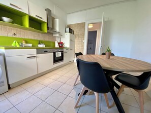 Réfrigérateur, micro-ondes, four, plaque de cuisson