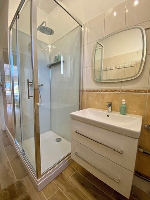 Douche, séchoir à cheveux, serviettes fournies, savon