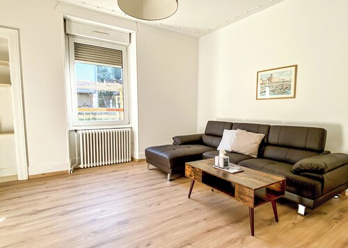 appartement entier avec 3 chambres et 1 salon, proche centre et parkings
