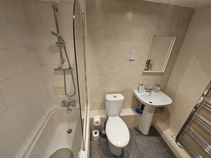ヘアドライヤー、タオル、石鹸、トイレットペーパー