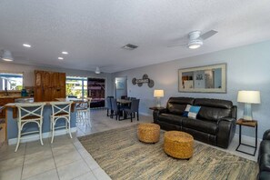 House - Canal Dreams 3 BR 2 BA Pool Home on the Canal (Port Charlotte)