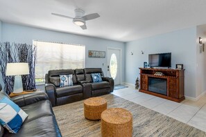 House - Canal Dreams 3 BR 2 BA Pool Home on the Canal (Port Charlotte)