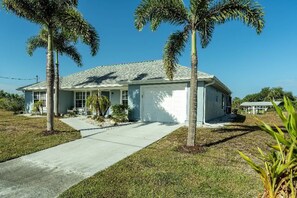 House - Canal Dreams 3 BR 2 BA Pool Home on the Canal (Port Charlotte)
