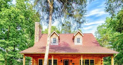 Charming 3 bedroom cabin in Shenandoah with hot tub, firepit and river access