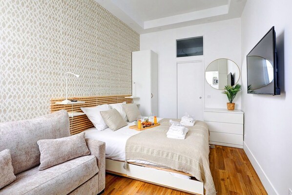 Iron/ironing board, WiFi, bed sheets