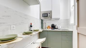 Kühlschrank, Mikrowelle, Wasserkocher mit Kaffee-/Teezubehör, Toaster