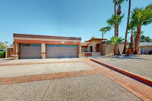 Property grounds - 4 BR house with pool, putting green, great patio (Scottsdale)