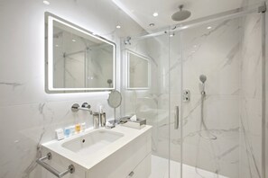 Een douche, een haardroger, handdoeken