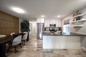 Réfrigérateur, micro-ondes, four, plaque de cuisson