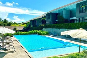 Hồ bơi ngoài trời