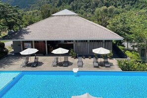 สระว่ายน้ำกลางแจ้ง