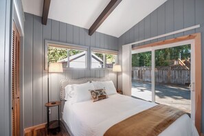 3 bedrooms, desk, WiFi