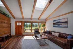 TV, peis og kontorer