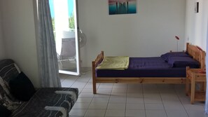 2 chambres, bureau, fer et planche à repasser, lit parapluie