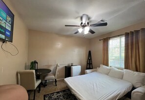 5 bedrooms, iron/ironing board, WiFi, bed sheets