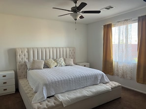 5 habitaciones, tabla de planchar con plancha, wifi y ropa de cama 