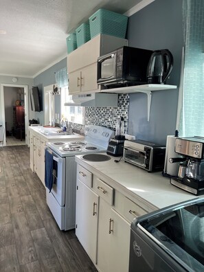 Private kitchen - Simple and cozy house in Snow Hill (Snow Hill)