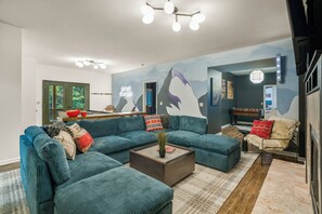 Smart TV, chimenea, videojuegos y futbolito 