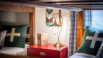 7 habitaciones, escritorio y tabla de planchar con plancha