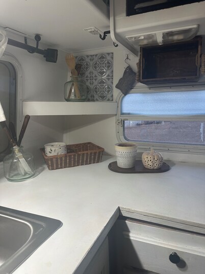 Cozy RV in Snow Hill  please enjoy a peaceful relaxing day.