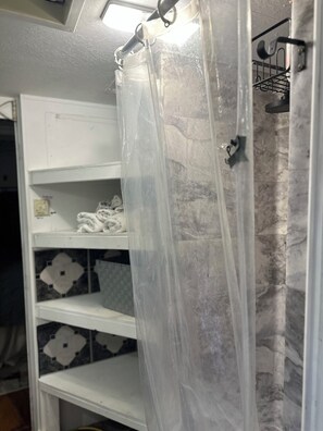 Hair dryer, towels, soap, toilet paper - Cozy RV in Snow Hill  please enjoy a peaceful relaxing day. (Snow Hill)