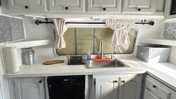 Een koelkast, een magnetron, een oven, een kookplaat