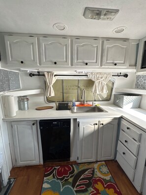Fridge, microwave, oven, stovetop - Cozy RV in Snow Hill  please enjoy a peaceful relaxing day. (Snow Hill)