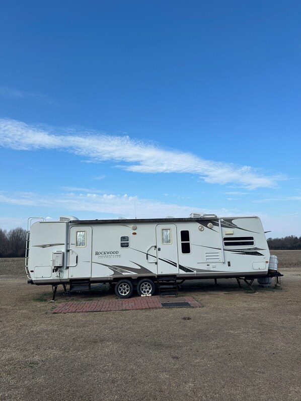 Exterior - Cozy RV in Snow Hill  please enjoy a peaceful relaxing day. (Snow Hill)