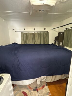 2 bedrooms, iron/ironing board, travel crib, free WiFi - Cozy RV in Snow Hill  please enjoy a peaceful relaxing day. (Snow Hill)