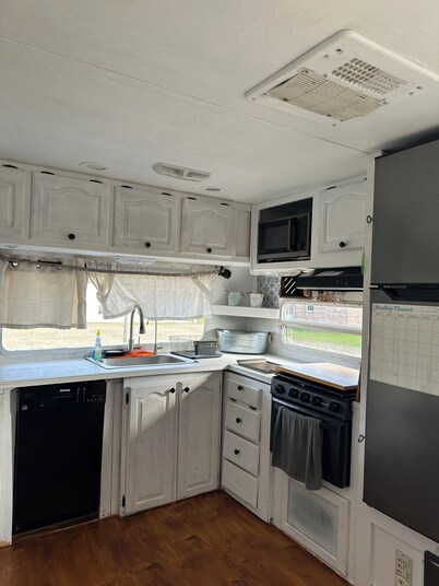 Cozy RV in Snow Hill  please enjoy a peaceful relaxing day.