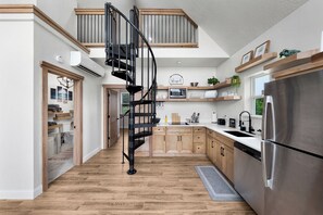 Køleskab, mikrobølgeovn, kogeplade, opvaskemaskine