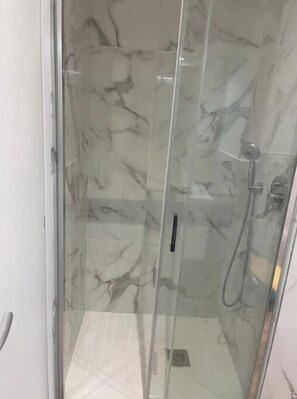 Handtücher, Seife, Toilettenpapier