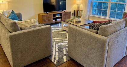 Furnished 3-bedroom 3-bath. Sleeps 6. 3 Queen beds.