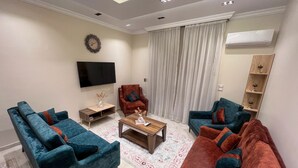 Smart TV - "Spacious 3-BR Apt Near AUC, SODIC & Key New Cairo Attractions" (Cairo)