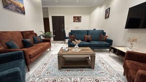 Smart TV - "Spacious 3-BR Apt Near AUC, SODIC & Key New Cairo Attractions" (Cairo)