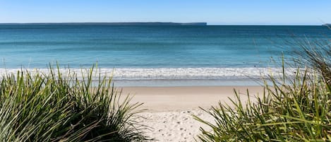 بالقرب من الشاطئ