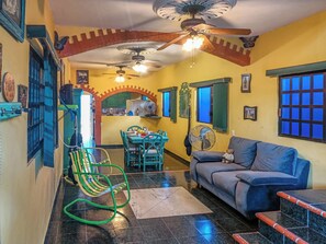 Casa familiar, patio | Área de sala de estar | Televisión 