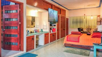 Family House, Patio | 3 bedrooms, iron/ironing board, free WiFi