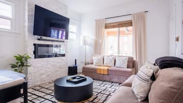 Smart TV, chimenea, libros, estéreo