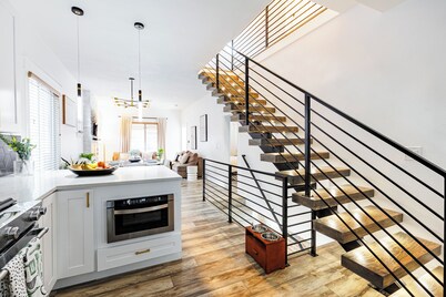Newly Remodeled Downtown Loft – Free Parking, Pet-Friendly, 5 Bds, Fully Stocked