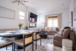 Smart TV, fireplace, books, stereo